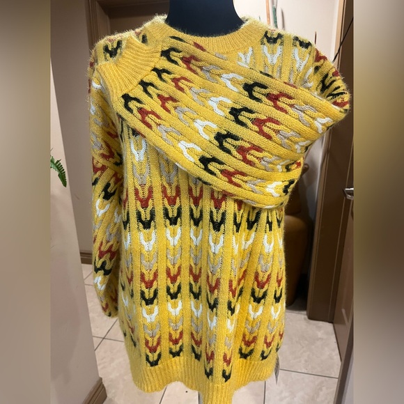 Yellow Patterned Sweater - Picture 4 of 4